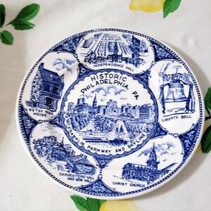 This vintage souvenir plate features a beautiful design that captures the essenc